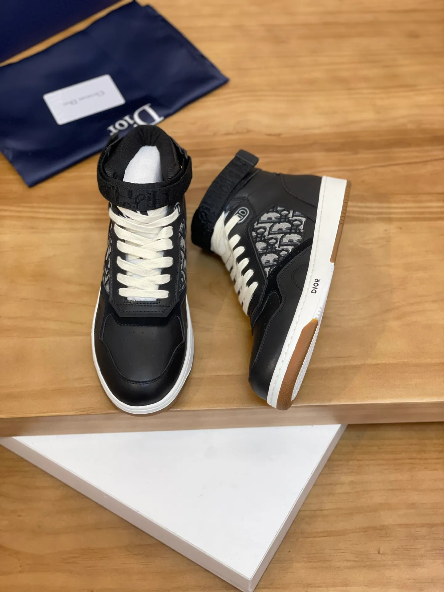 Men's shoes: 💰P460¥ Product trademark: Dior* "Dior*" high-top casual shoes Regular size: 38-44 (can be customized to 45.46) Product materials: Upper imported cowhide stitched with original fabric, breathable lining, original outsole. Number: 1006